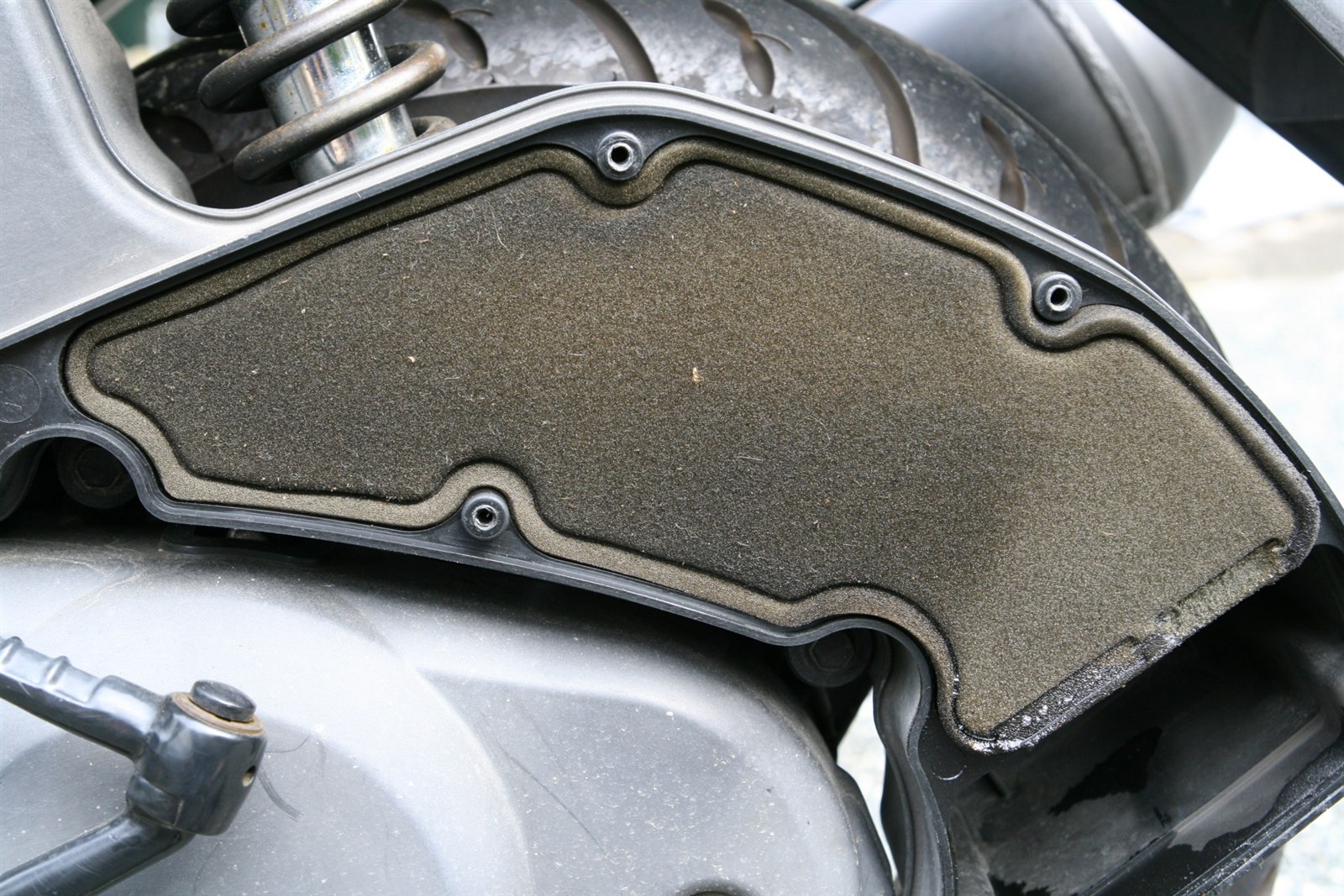 バイクのエアクリーナーの目詰まりした汚れたフィルターの寄り