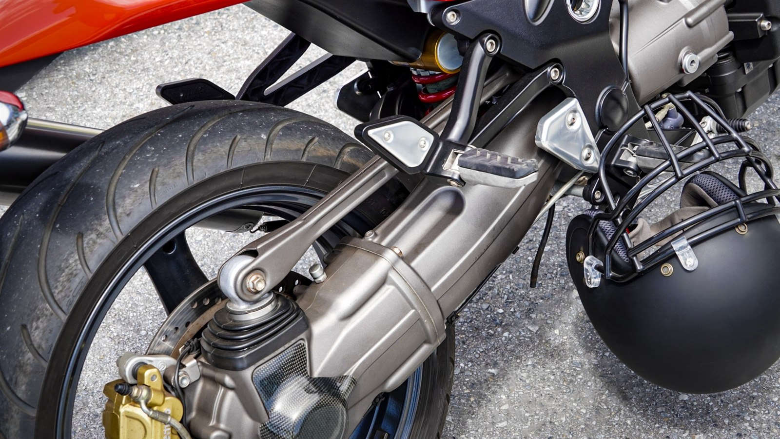 バイクのフロントブレーキキャリパーとディスクローターのクローズアップ
