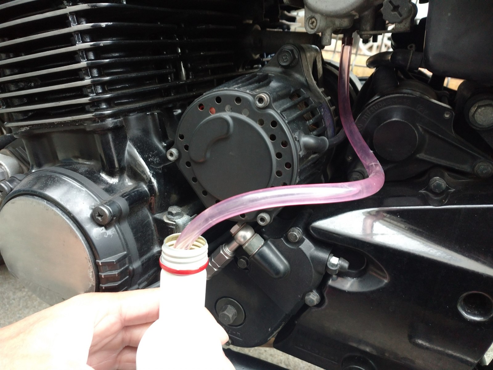 バイクのキャブレター周辺からガソリンを抜くメンテナンス作業
