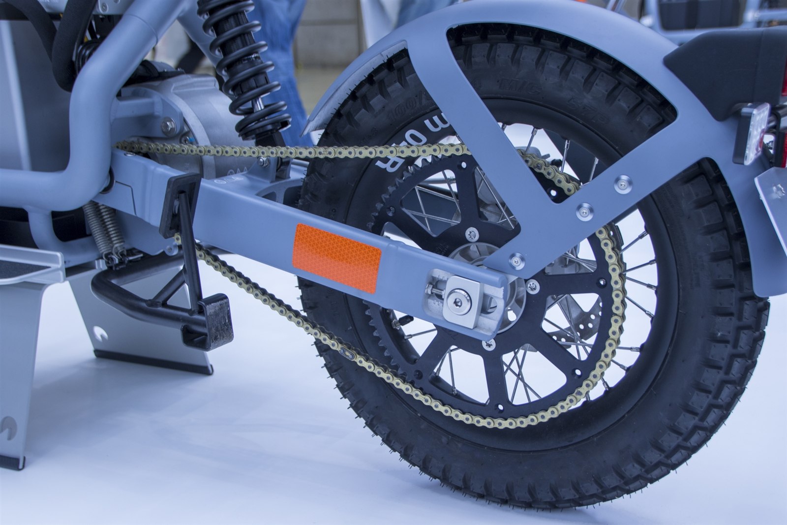 バイクのリアアクスル周りとドライブチェーンのたるみのクローズアップ