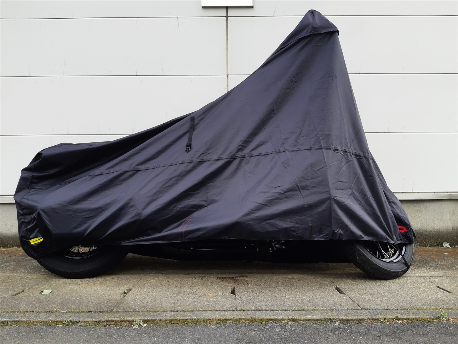 バイクカバーをかけて長期保管しているオートバイ