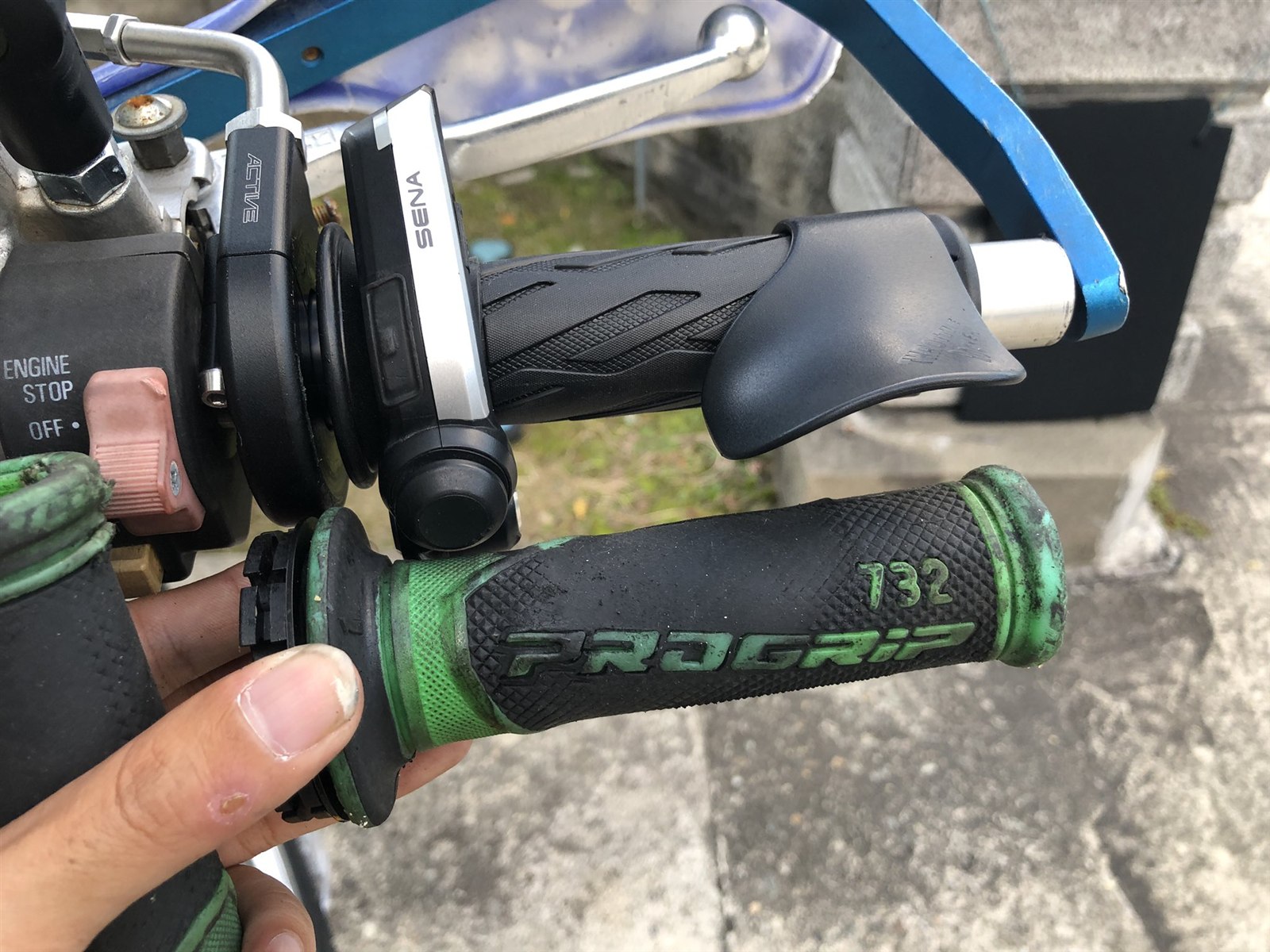 バイクから取り外したハンドルグリップとスロットル側の作業の様子