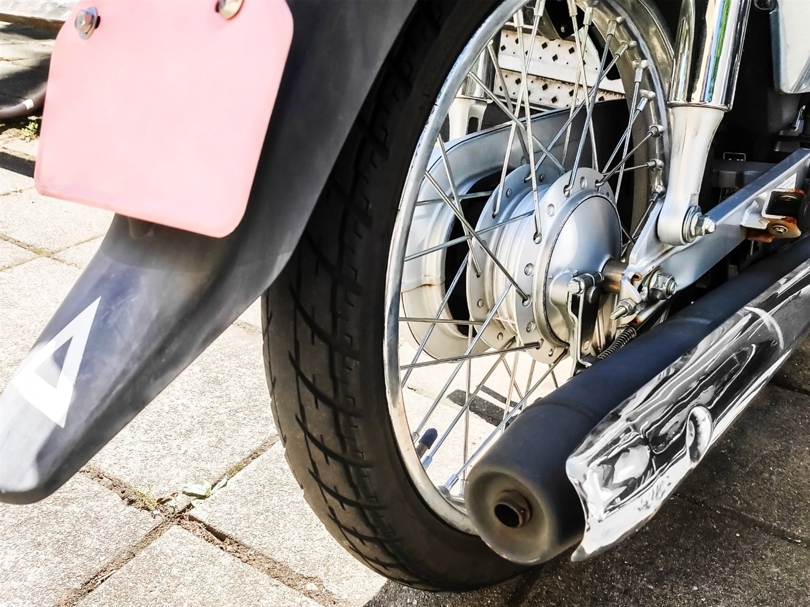 クロームのバイクマフラー（サイレンサー）のクローズアップ