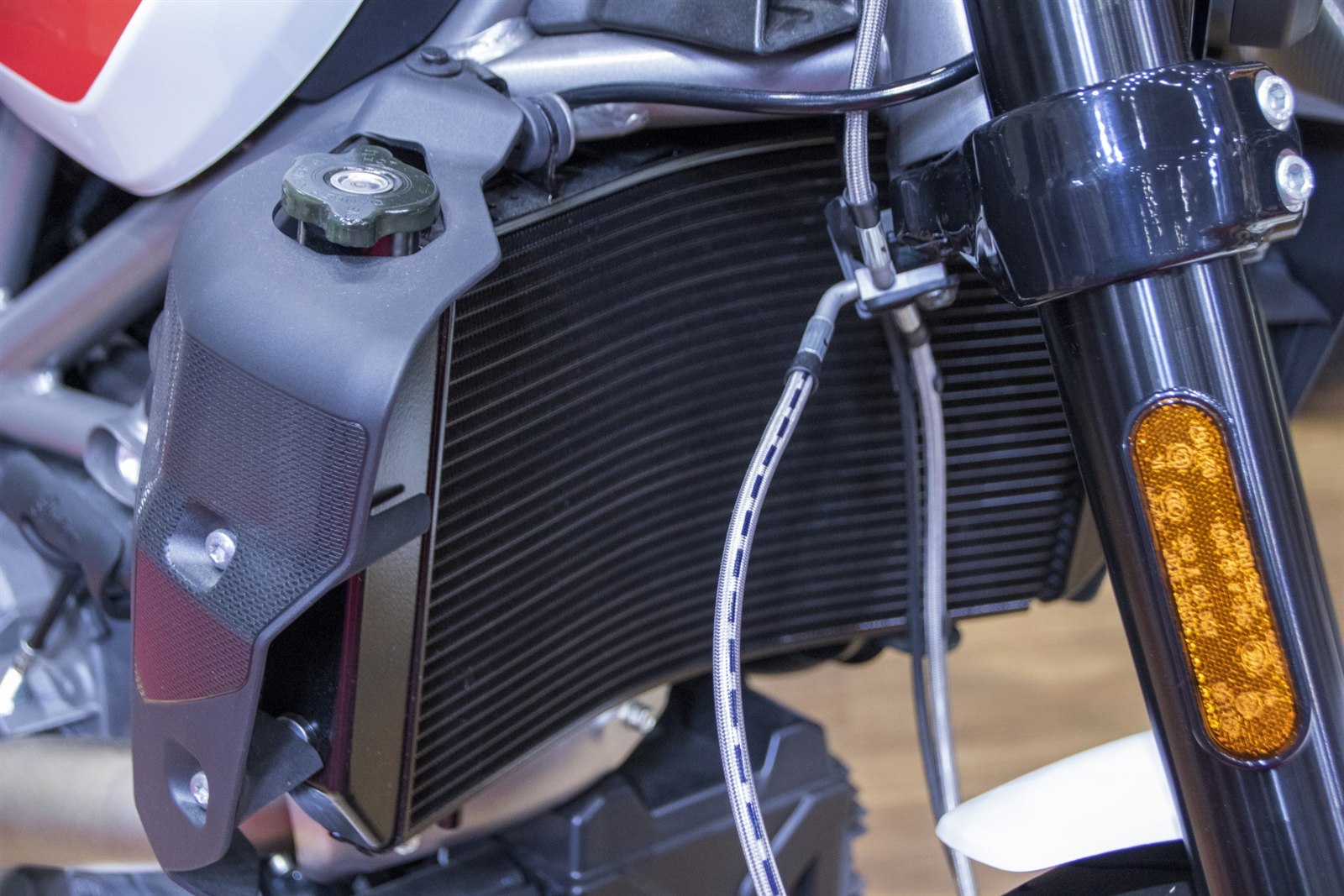 バイクのラジエーターとリザーブタンクのクローズアップ