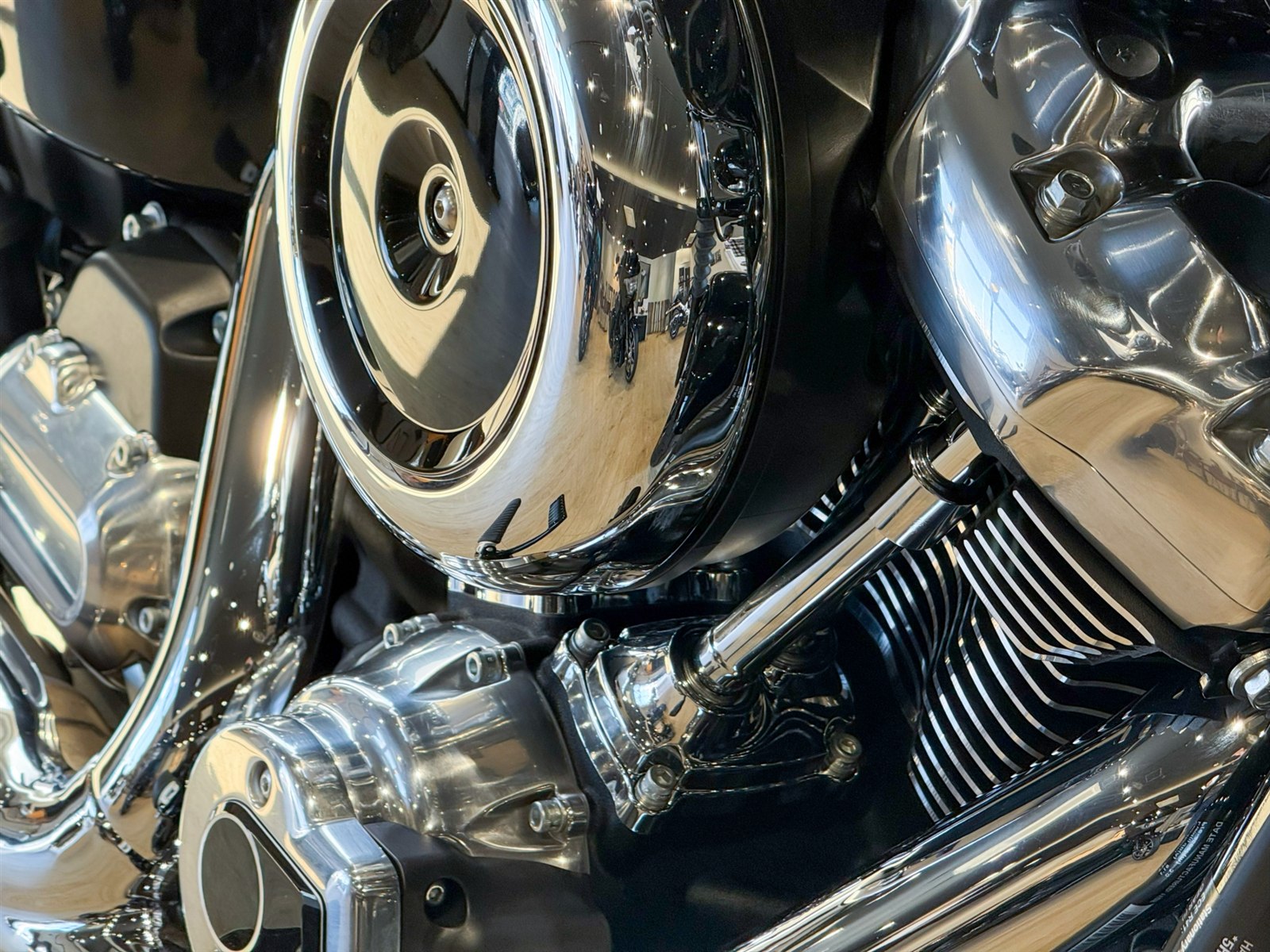 バイクのエンジンとオイル注入口まわりのクローズアップ