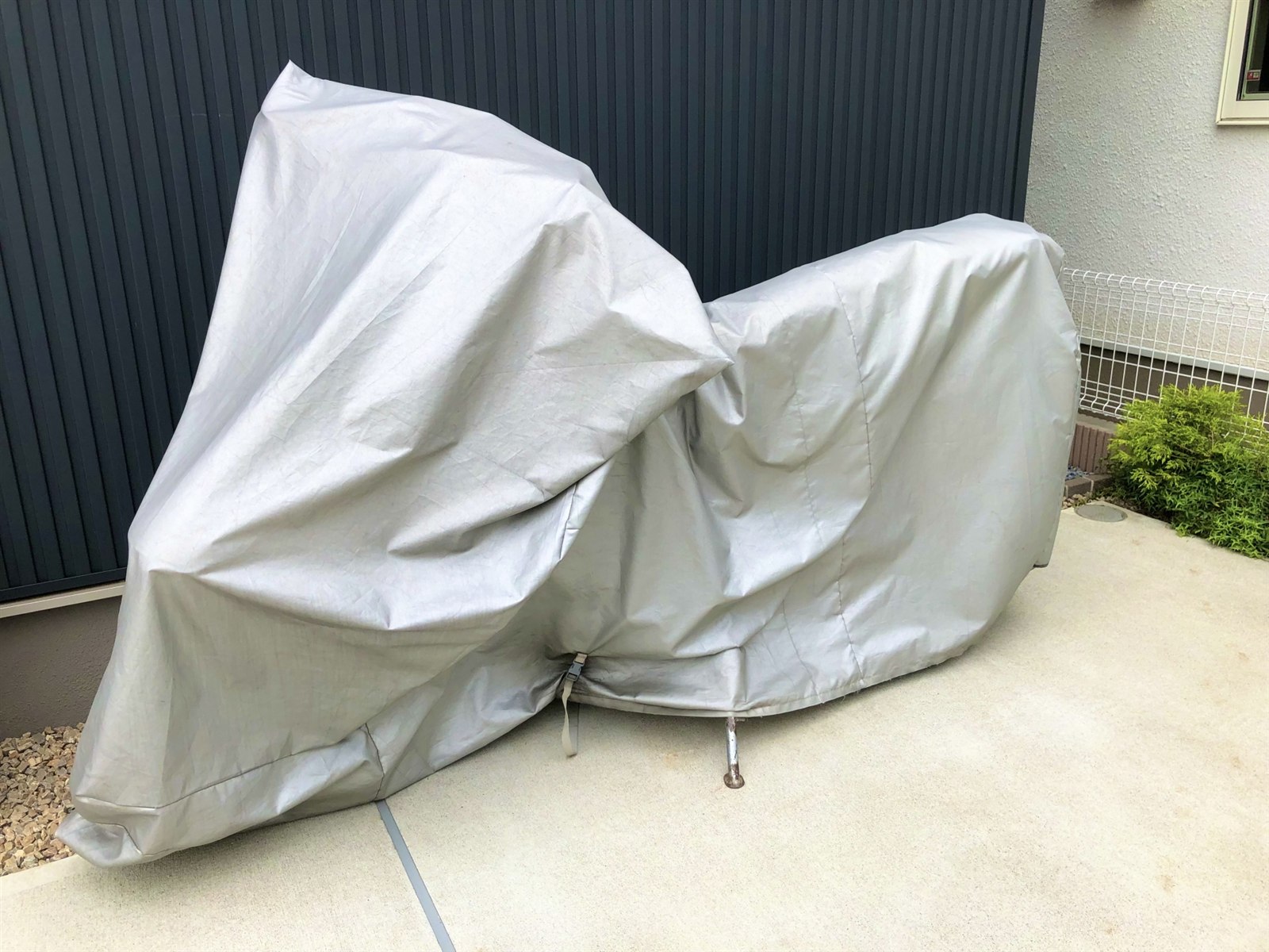 ガレージで保管されているバイクの車体とメッキパーツのクローズアップ